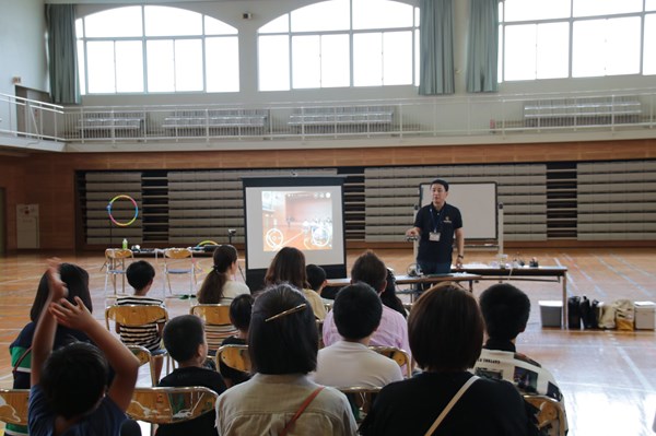 諫早小学校横体育館で小学生ドローン体験会「TECH-LAB　EXPO」開催しました！